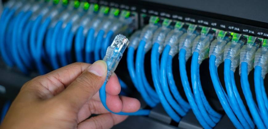 Instalação de cabeamento estruturado: conexão de cabo de rede RJ45 no patch panel