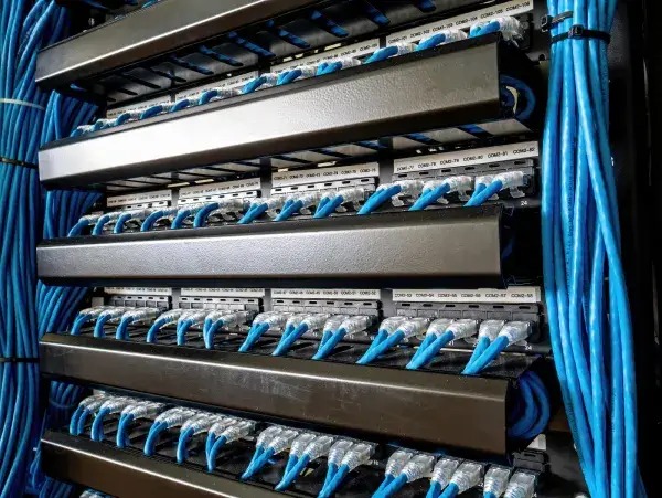 Patch panel de cabeamento estruturado com cabos de rede organizados